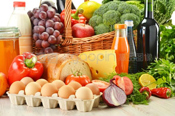 柳条篮子里的食品,包括蔬菜和水果